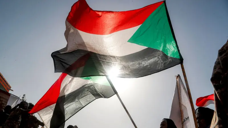 تجمّع أعضاء من فصيل المقاومة الشعبية الموالي للجيش السوداني في مسيرةٍ لدعم موقف الجيش في دارفور وكردفان وولاية النيل الأزرق، في مديرية الكراري بمدينة أم درمان، المدينة التوأم للعاصمة السودانية، في 30 يونيو/حزيران 2026.