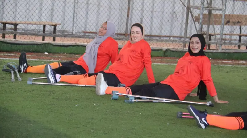 لاعبات في فريق كرة قدم نسائي للمبتورين في قطاع غزة أثناء التمرين