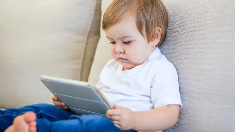 Criança usando tablet
