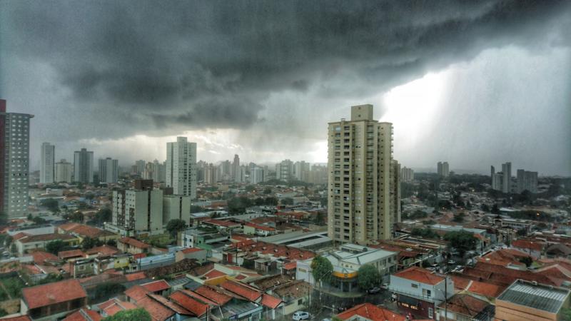 Nuvens com chuva se formando na cidade de São Paulo