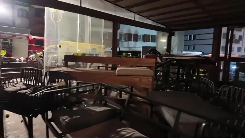 La policía publicó imágenes del interior del bar después del incendio que muestran sillas y bancos esparcidos por toda la sala. Policía del Cantón de Valaise