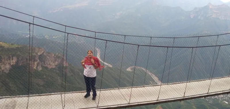 Julia Paredes en un puente colgante en la Sierra Tarahumara