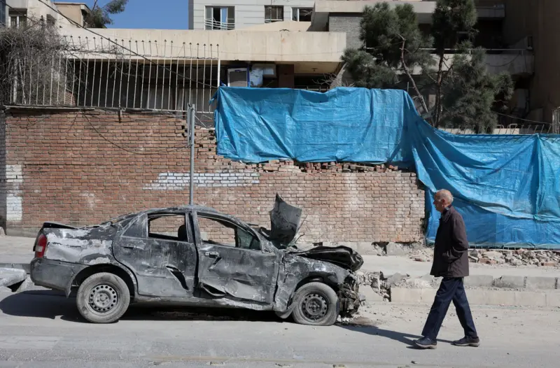 Tehron, 4 mart, 2026 yil. AQSh-Isroil hujumlaridan shikastlangan ko‘cha