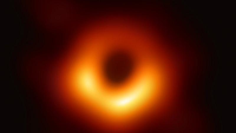 Representación del anillo de emisión alrededor del agujero negro de M87