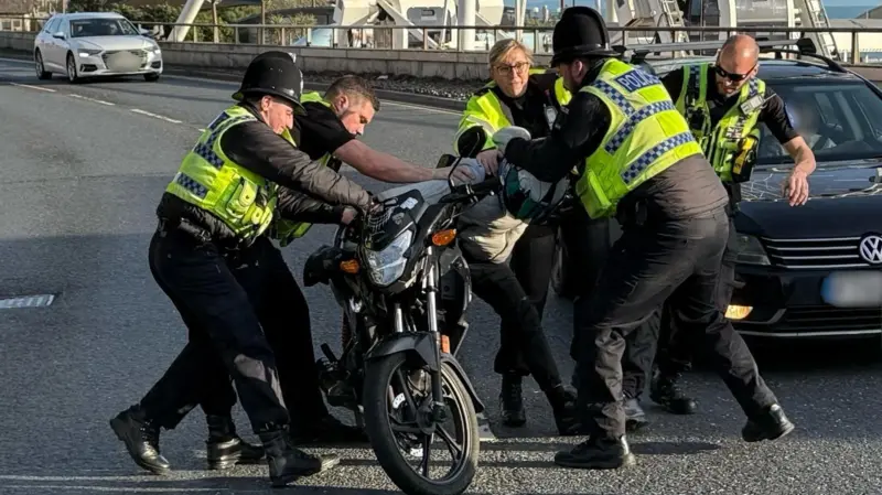 Cuatro arrestos tras el cese de una reunión ilegal de bicicletas por parte de la policía