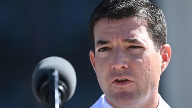 3일 트럼프의 건강 상태를 브리핑 중인 숀 코리 주치의