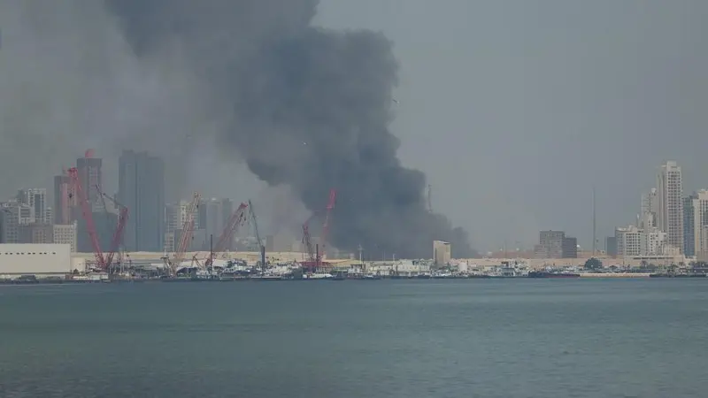 تصاعد الدخان من المقر الرئيسي للأسطول الخامس للبحرية الأميركية في العاصمة البحرينية المنامة بعد ضربة صاروخية إيرانية في 28 فبراير/شباط 2026، رداً على هجمات أميركية-إسرائيلية.