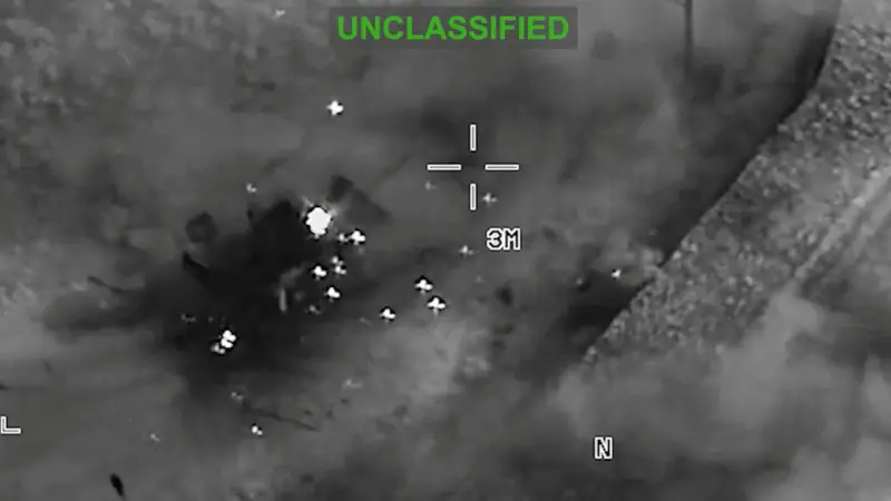 يتصاعد الدخان من آليات ثقيلة، في موقع غير معلوم، عقب ما وصفته القيادة المركزية الأمريكية (سنتكوم) بضربات جوية على إيران، وذلك في لقطة شاشة مأخوذة من فيديو نُشر في 22 يوليو/تموز 2026. القيادة المركزية الأمريكية/صورة منشورة عبر رويترز.