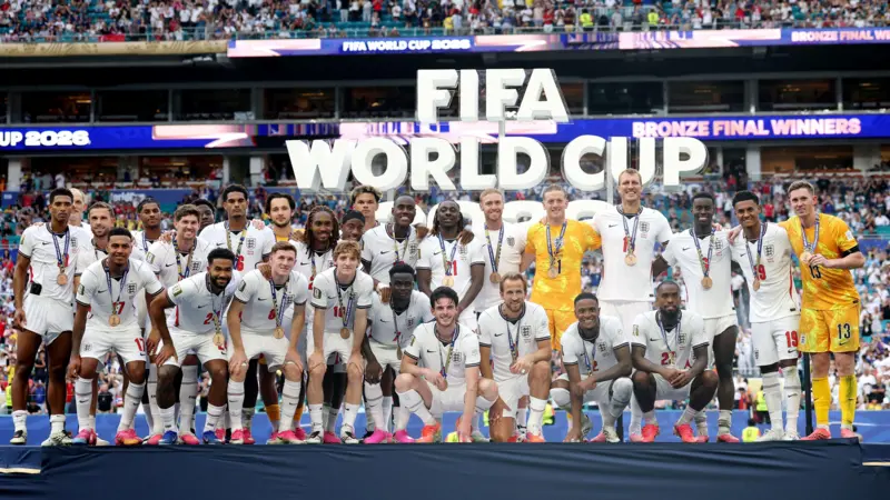 منتخب إنجلترا يتقلد الميداليات البرونزية بعد نهاية المباراة