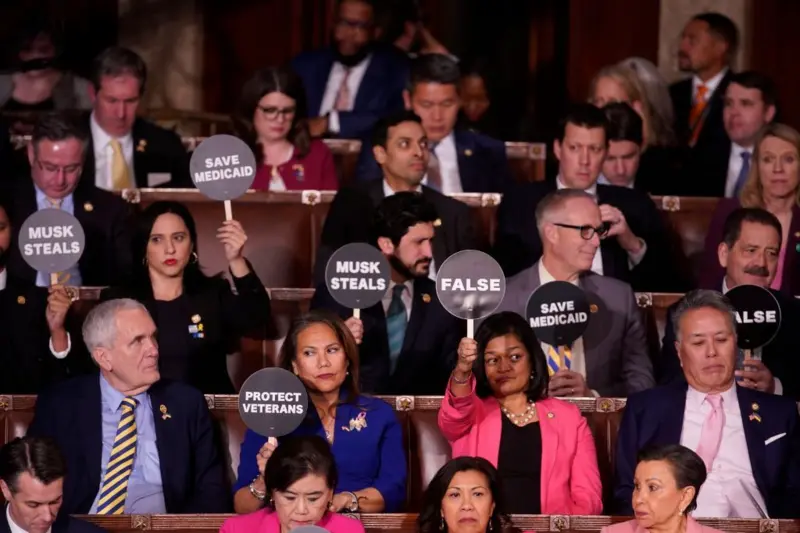 Representantes a la ​Cámara demócratas durante el discurso de Trump.