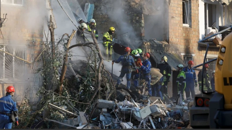 Ataques masivos de Rusia con misiles y drones contra la capital de Ucrania causan al menos 21 muertos y dañan la sede de la Unión Europea Ataques masivos de Rusia con misiles y drones contra la capital de Ucrania causan al menos 21 muertos y dañan la sede de la Unión Europea