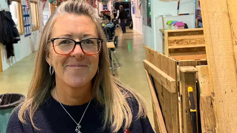 El centro de discapacidad difunde alegría festiva con manualidades