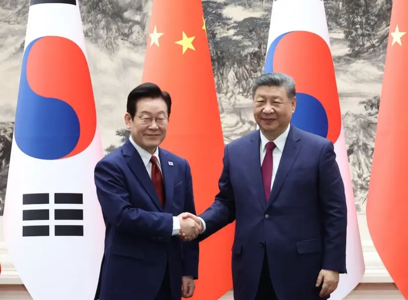 이재명 대통령과 시진핑 중국 국가주석이 5일 베이징 인민대회당에서 열린 한중 MOU 체결식에서 악수하고 있다.
