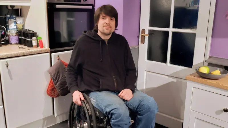 ‘Estoy paralizado después de que mi moto pasara por un bache’