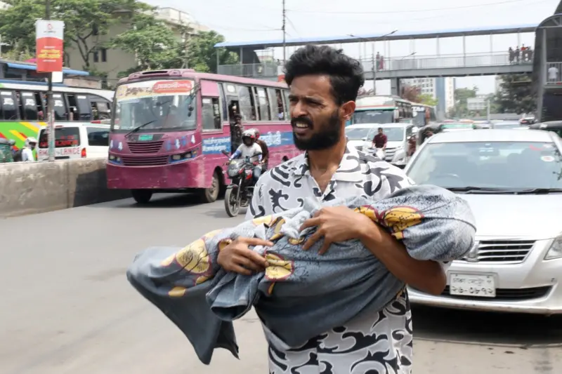 যুবকের কোলে চাদরে মোড়ানো শিশু- ছবির পেছনের ঘটনা যা জানা যাচ্ছে