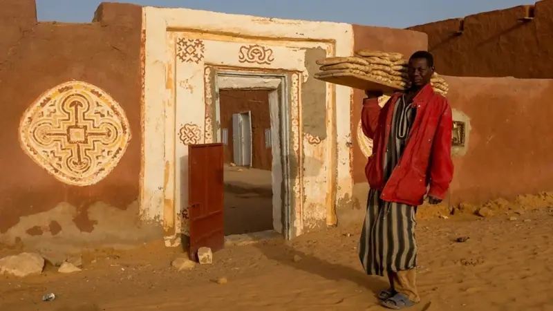 شاب يبيع الخبر على لوح خشب في ولاتة