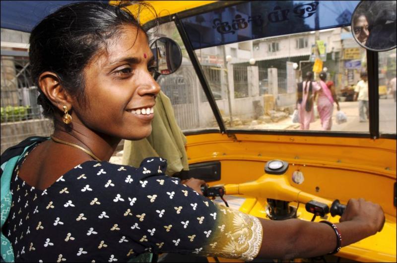 ஆட்டோ ஓட்டும் பெண்