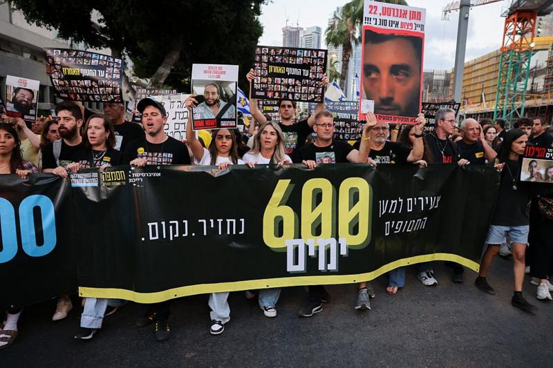 Parentes e apoiadores dos reféns israelenses mantidos em Gaza protestaram em Tel Aviv em maio de 2025