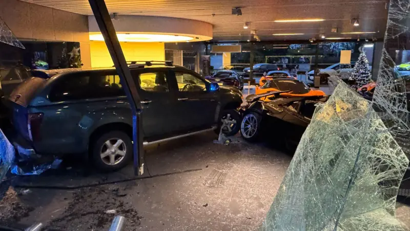 Acusan a un hombre tras estrellarse un camión contra una sala de exposición de automóviles