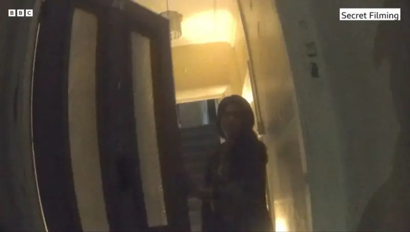 যুক্তরাজ্যে আশ্রয় পেতে বাংলাদেশিসহ বিভিন্ন অভিবাসীদের সমকামী সেজে থাকার পরামর্শ আইনজীবীদের, বিবিসির অনুসন্ধান