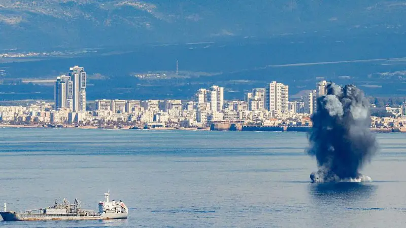 یک پرتابه در حال نزدیک شدن به خلیج حیفا در نزدیکی شهر ساحلی شمالی اسرائیل در ۲۸ فوریه ۲۰۲۶ بر فراز آب منفجر می‌شود. ایالات متحده و اسرائیل در ۲۸ فوریه حملاتی را علیه ایران آغاز کردند 