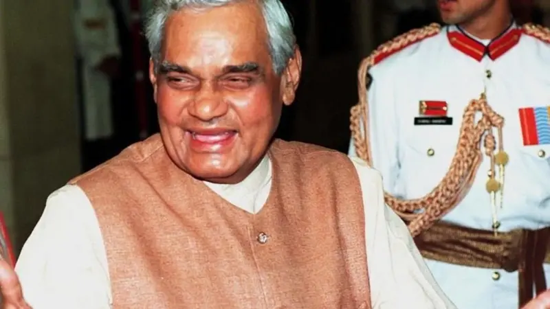 उत्तर प्रदेशात बालपण आणि मध्य प्रदेशात तारुण्य घालवलेले; राज्यशास्त्र, कायदा, पत्रकारिता अशा रुक्ष विषयांत रस घेणारे आणि चळवळी - राजकारणात उडी मारलेले वाजपेयी मनाने मात्र कवी होते.