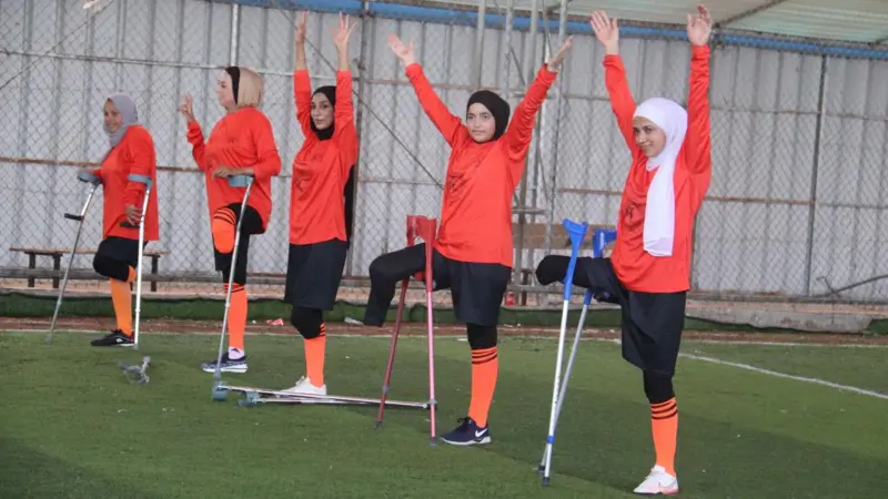 لاعبات في فريق كرة قدم نسائي للمبتورين في قطاع غزة أثناء التمرين