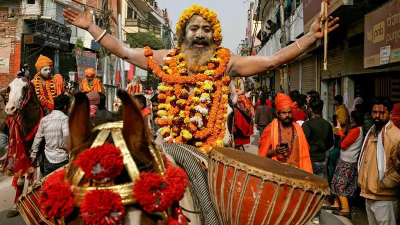 કુંભમેળામાં સામેલ થવા સાધુઓના આગમનની શરૂઆત થઈ હતી