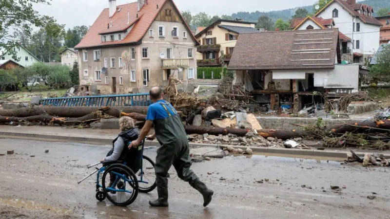 Наслідки паводку у місті Лендек-Здруй на півдні Польщі / Mateusz SLODKOWSKI / AFP