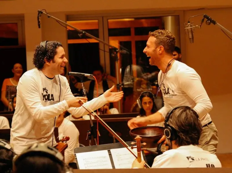 Cómo la amistad -y la admiración mutua- entre Dudamel y Chris Martin llevó al Sistema de Orquestas de Venezuela a tocar con Coldplay Cómo la amistad -y la admiración mutua- entre Dudamel y Chris Martin llevó al Sistema de Orquestas de Venezuela a tocar con Coldplay