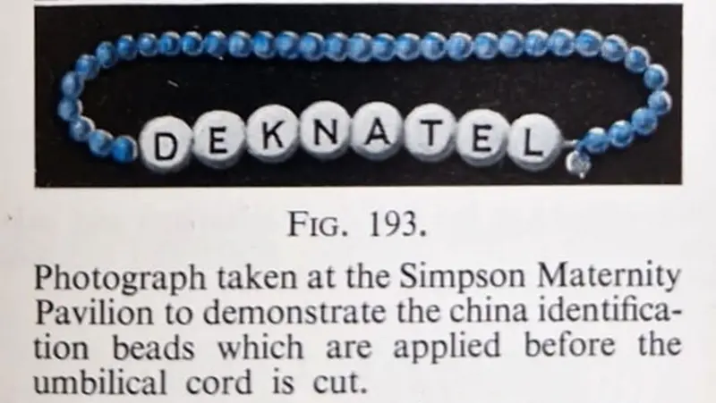 Des étiquettes d'identification pour bébés d'hôpital sous la forme de cordons de perles chinoises comme celui-ci. Elle a été mentionnée pour la première fois dans les manuels de sages-femmes dans les années 1950.