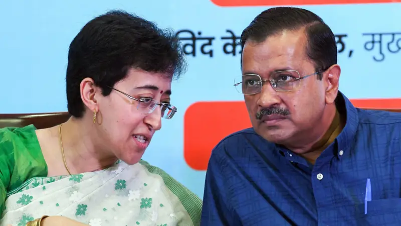 आतिशी आणि अरविंद केजरीवाल 