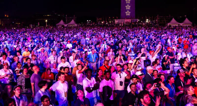 متابعون يشاهدون عرض الألعاب النارية خلال احتفالات "تحية إلى أمريكا 250" في المتنزه الوطني بالعاصمة واشنطن.