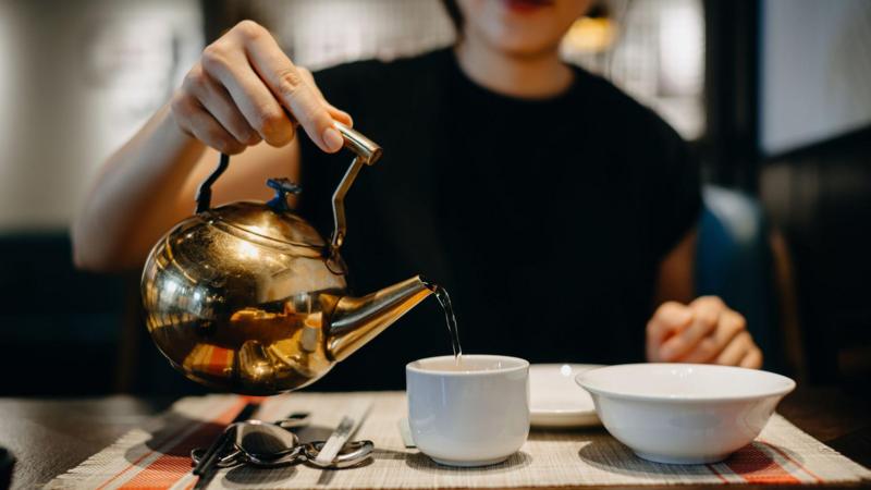 Qué beneficios tiene beber agua tibia según la medicina tradicional china (y qué dice la ciencia ante la renovada moda)