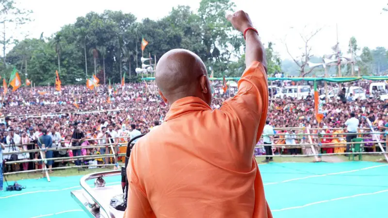 पश्चिम बंगाल की धुपगुड़ी विधानसभा क्षेत्र में 18 अप्रैल को एक चुनावी रैली के दौरान योगी आदित्यनाथ