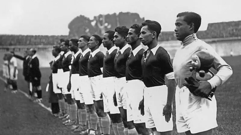 لاعبو منتخب الهند الشرقية الهولندية في نهائيات كأس العالم 1938 يصطفون وقوفاً جانب بعضهم البعض