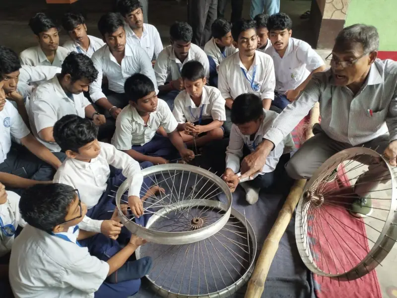 বজ্রপাত আটকাতে বাঁশের খুঁটি, তামার তার দিয়ে স্কুল ছাত্ররা যে যন্ত্র বানিয়েছে