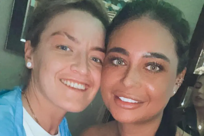 La DJ Hannah Laing se vuelve sobria tras el dolor de perder a su mejor amiga