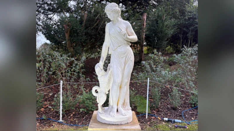 Otra estatua desaparecida fue reemplazada en un jardín histórico