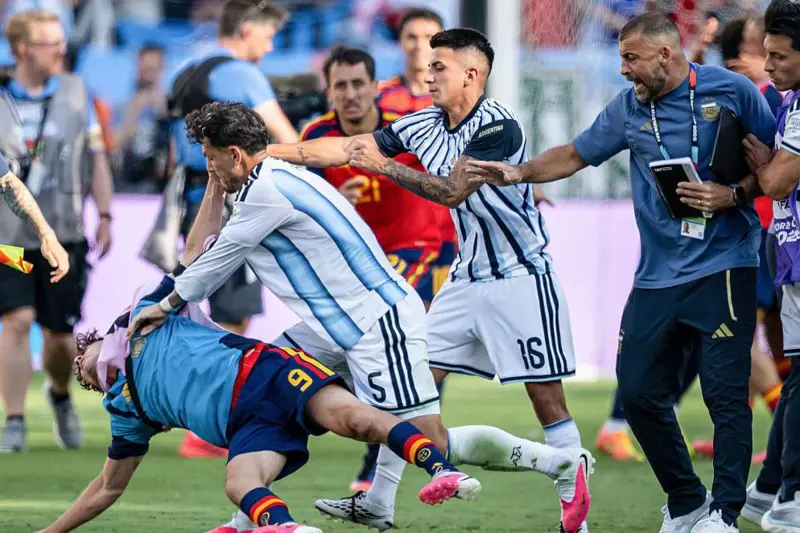الأرجنتيني باريديس يعتدي على غافي لاعب إسبانيا