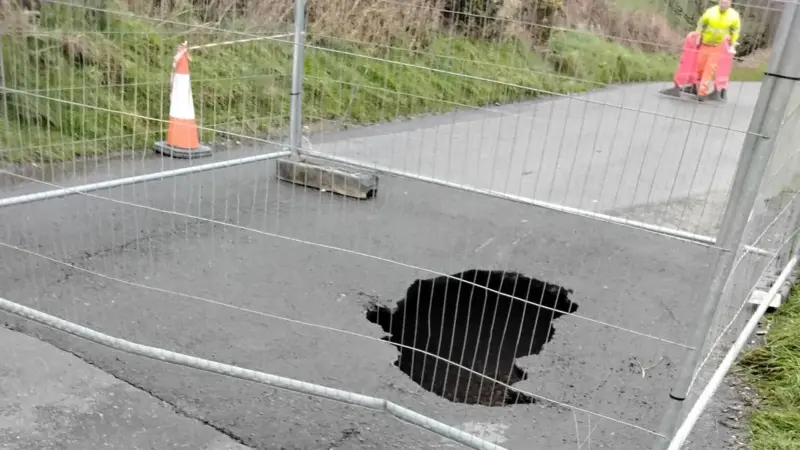 Un agujero cierra el camino hacia el monumento al marino
