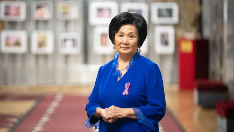 Асел Байбагышева альпинисттер менен (көк күрмөчөн)