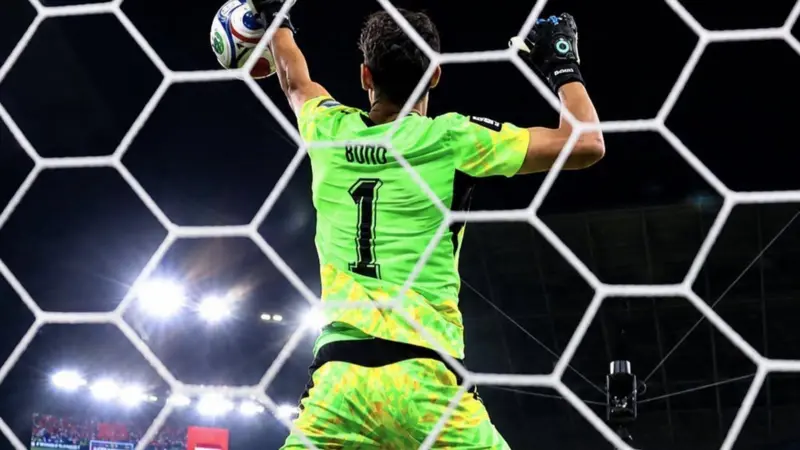 ياسين بونو خلال مباراة المغرب وهولندا في مونتيري، التي حسمها المنتخب المغربي بركلات الترجيح وبلغ بعدها دور الستة عشر في كأس العالم.