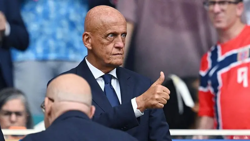 بييرلويجي كولينا، رئيس لجنة حكام الفيفا، يُبدي ردة فعله خلال مباراة ربع نهائي كأس العالم 2026 بين النرويج وإنجلترا على ملعب ميامي في 11 يوليو/تموز 2026 في ميامي غاردنز، فلوريدا.