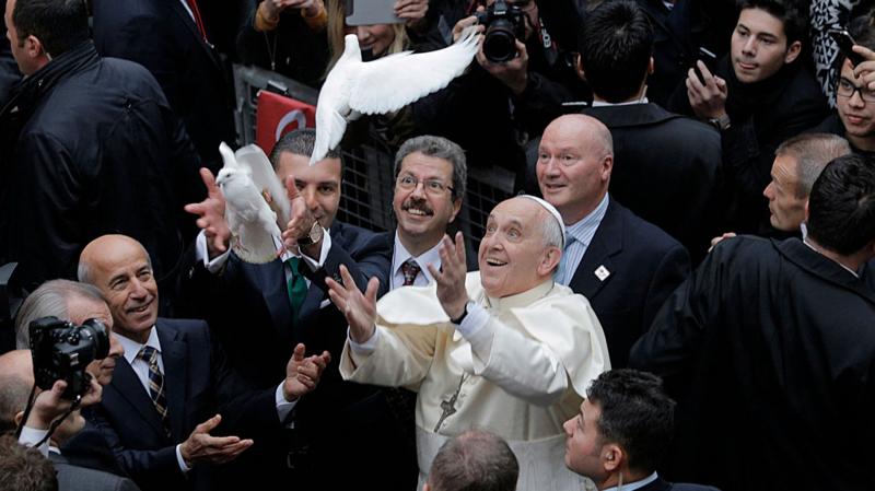 El papa Francisco liberando a unas palomas