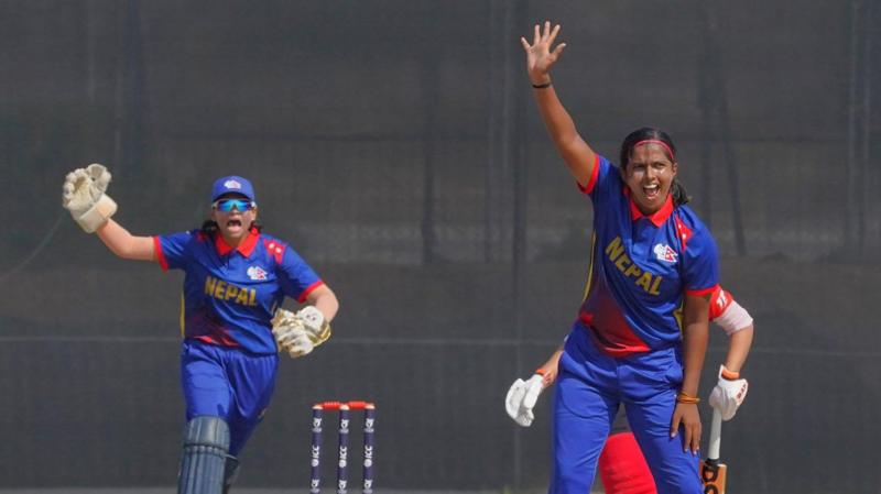 १९ वर्षमुनिका नेपाली महिला क्रिकेट टोलीकी कप्तान पूजा महतो र अर्की एक सदस्य