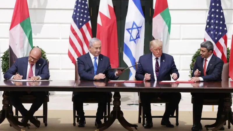 (من اليسار) وزير خارجية البحرين، عبد اللطيف بن راشد الزياني، ورئيس وزراء إسرائيل، بنيامين نتنياهو، والرئيس الأمريكي، دونالد ترامب، ووزير خارجية الإمارات، عبد الله بن زايد بن سلطان آل نهيان، خلال مراسم توقيع الاتفاقيات الإبراهيمية في البيت الأبيض في 15 سبتمبر/أيلول 2020 في واشنطن (صورة أرشيفية)