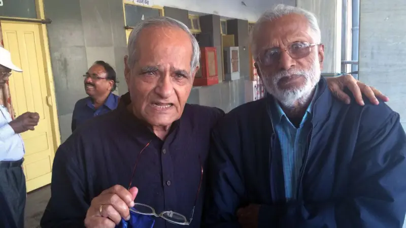 हिंदी आलोचक राजेंद्र मिश्र के साथ ज्ञानरंजन