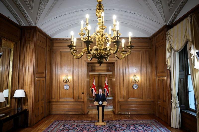 Premier Wielkiej Brytanii Keir Starmer wygłasza oświadczenie w siedzibie Downing Street 10 w dniu, w którym gabinet został zwołany w celu omówienia sytuacji w Strefie Gazy, 29 lipca 2025 r. 