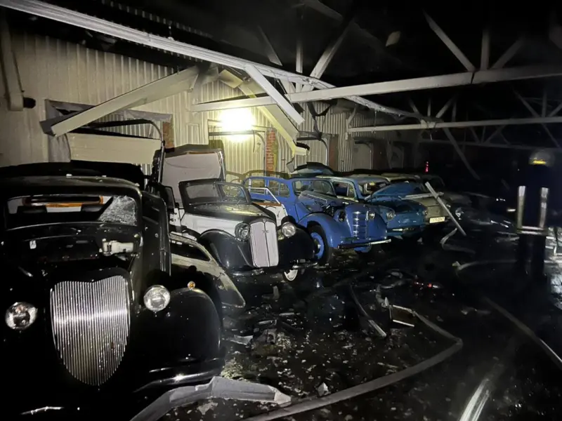 Обстріл знищив музей ретро-автомобілів Януковича в Межигірї